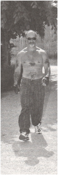 Prisonnier tatoué des années 1980 tiré du livre, <em>A ceux qui se croient libres – Thierry Chatbi, 1955-2006</em>- Lettres, dessins et témoignages recueillis par Nadia MENENGER, Montreuil, 2009, L’Insomniaque, p.26