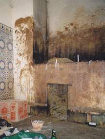 Autel de Lalla Aïcha à l'intérieur du sanctuaire de Sidi Ahmed Dghoughi (lieu de culte, de prière et de dépôt des offrandes aux mlouk) : la cavité de l'autel est creuse, remplie de feuilles de henné ; on y introduit les animaux avant qu'ils soient