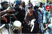 Les étapes du grand tuuru dédié à Mme Diaré, une des prêtresses principales au début du tuuru, danses et chants au rythme des tam tam