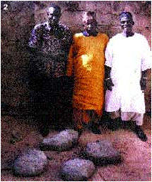 Les étapes du grand tuuru dédié à Mme Diaré, Jëw, la demeure de Mame Diaré avec de gauche à droite : Moustapha Ka, le Djaraf El Hadji Issa Mbengue et le saltigué Amadou Lamine Diagne