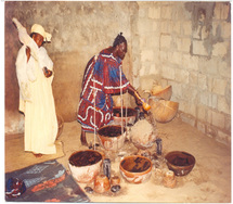Les étapes du ndëpp, la prêtresse Walymata Bâ dans les xanb de sa demeure, faisant les offrandes (du lait caillé)
