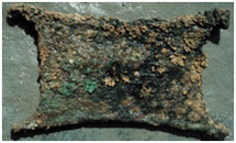 Lingot de cuivre « en peau de bœuf » provenant de l’épave de l’Uluburun. Photographie : INA http://ina.tamu.edu/ub_main.htm