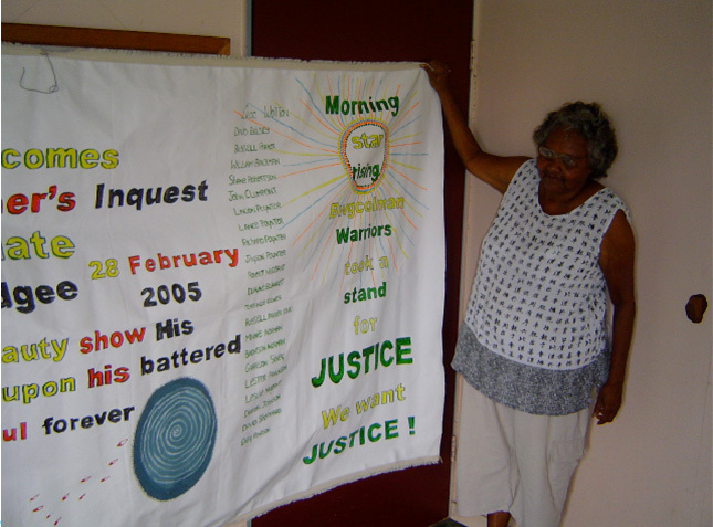 Agnès Wotton, auteure de la bannière pour soutenir les Aborigènes accusés de l'émeute, Palm Island, 2005 Agnès Wotton, auteure de la bannière pour soutenir les Aborigènes accusés de l'émeute, Palm Island, 2005