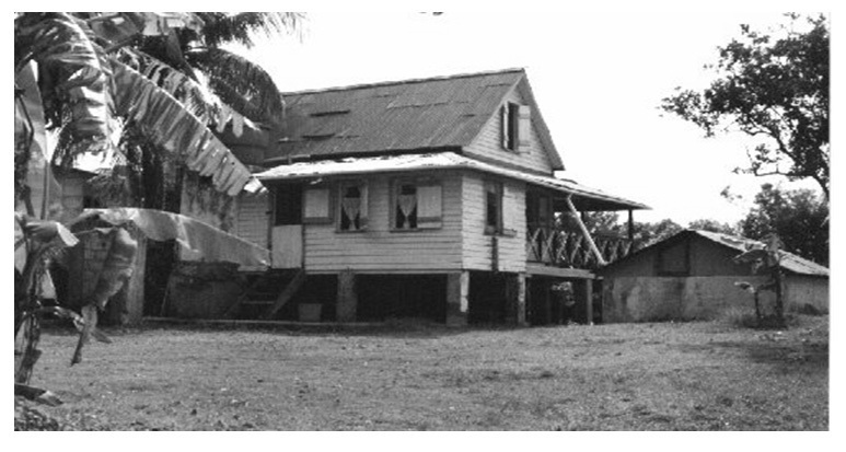 Photo No. 1. Maison traditionnelle insulaire sur pilotis, réservoir et toit de deux eaux à The Hill sur l’île de San Andrés. (Crédit photo : Gabriel González.)
