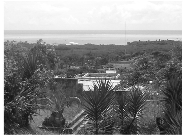 Photos No. 7 et 8. Première église des adventistes du septième jour (construite en 1912) à San Luis. Vue depuis le cimetière Ziggle, où sont enterrés uniquement des natifs-raizales à The Hill. Crédit photo : Gabriel González.