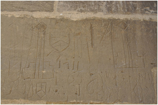 Figure 1 : Trois écus sont nettement représentés sur un contrefort du mur sud de la nef de l’église Saint-Josse de Parnes.