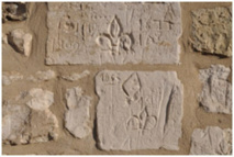 Figure 12 : Graffiti représentant des fleurs de lys sur les murs de l’église Saint-Nicolas de Lafraye.