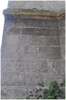 Figure 13 : Graffito représentant une cathédrale, probablement la cathédrale d’Amiens sur les murs de l’église Saint-Denis de Paillart.