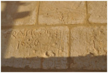 Figure 14 : Graffito représentant un marteau dans le genre de ceux utilisés par les couvreurs sur les murs de l’église Saint-Martin d’Oroër.