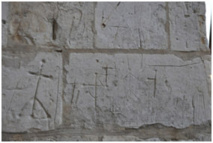 Figure 15 : Graffiti représentant des croix sur les murs de l’église Saint-Martin de Reuil-sur-Brêche.