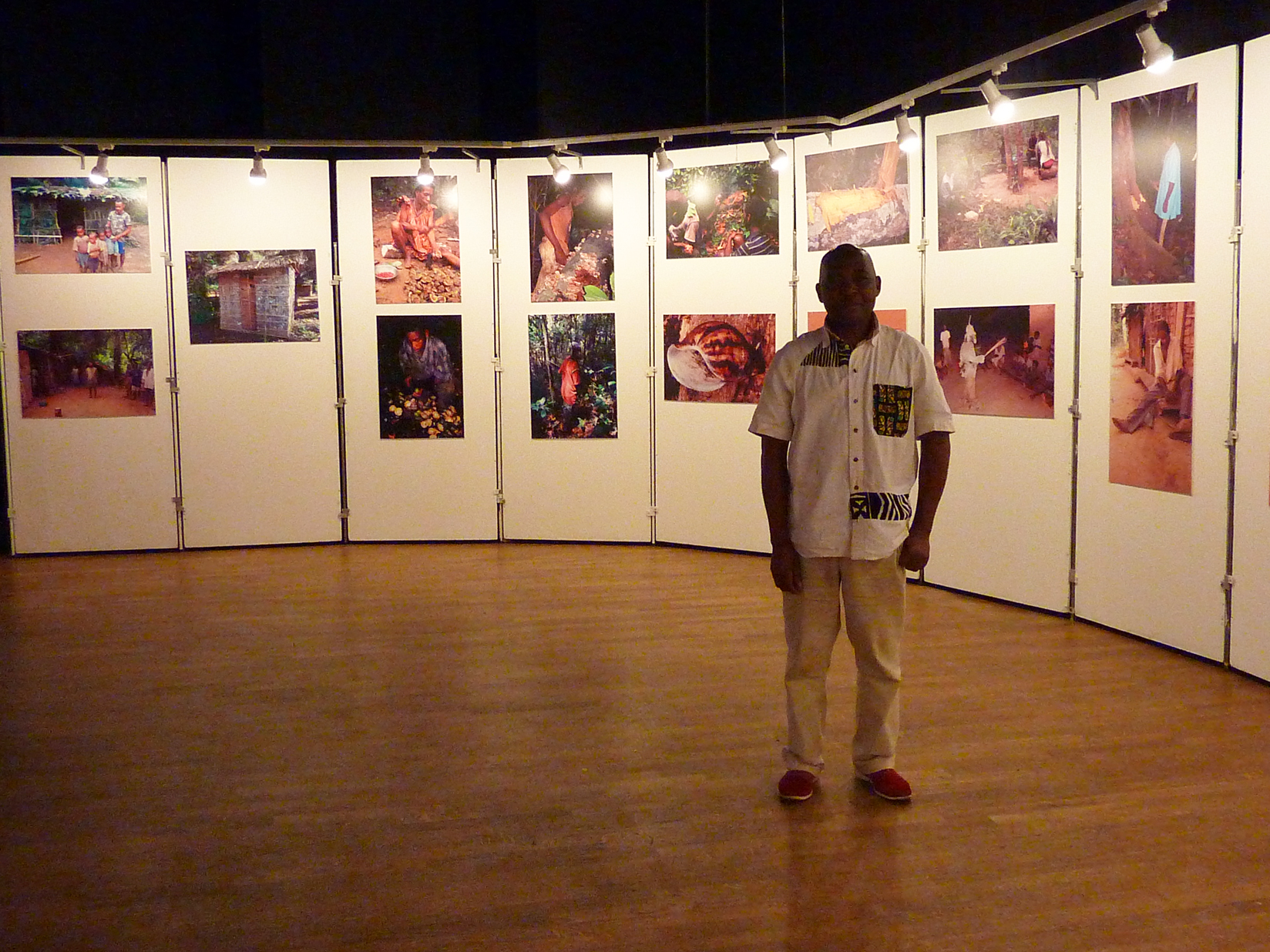 Jean Nke Ndih, Expositions de photos "Savoirs autochtones en péril : Les pygmées face à la déforestation et aux changements climatiques", Paris, 11/10/2013