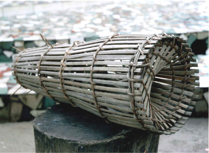 Nasse lémbo ou kilembo utilisée par les femmes pour pêcher le poisson chat ngola ou nsumba (le plus gros). Photo prise à Mayitoukou dans le Pool, non loin de Brazzaville, par Albert Bassoumba, 2011