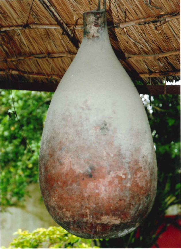Calebasse nkalu pour recueillir et conserver le vin de palme. Photo prise à Mayitoukou par Albert Bassoumba, 2011