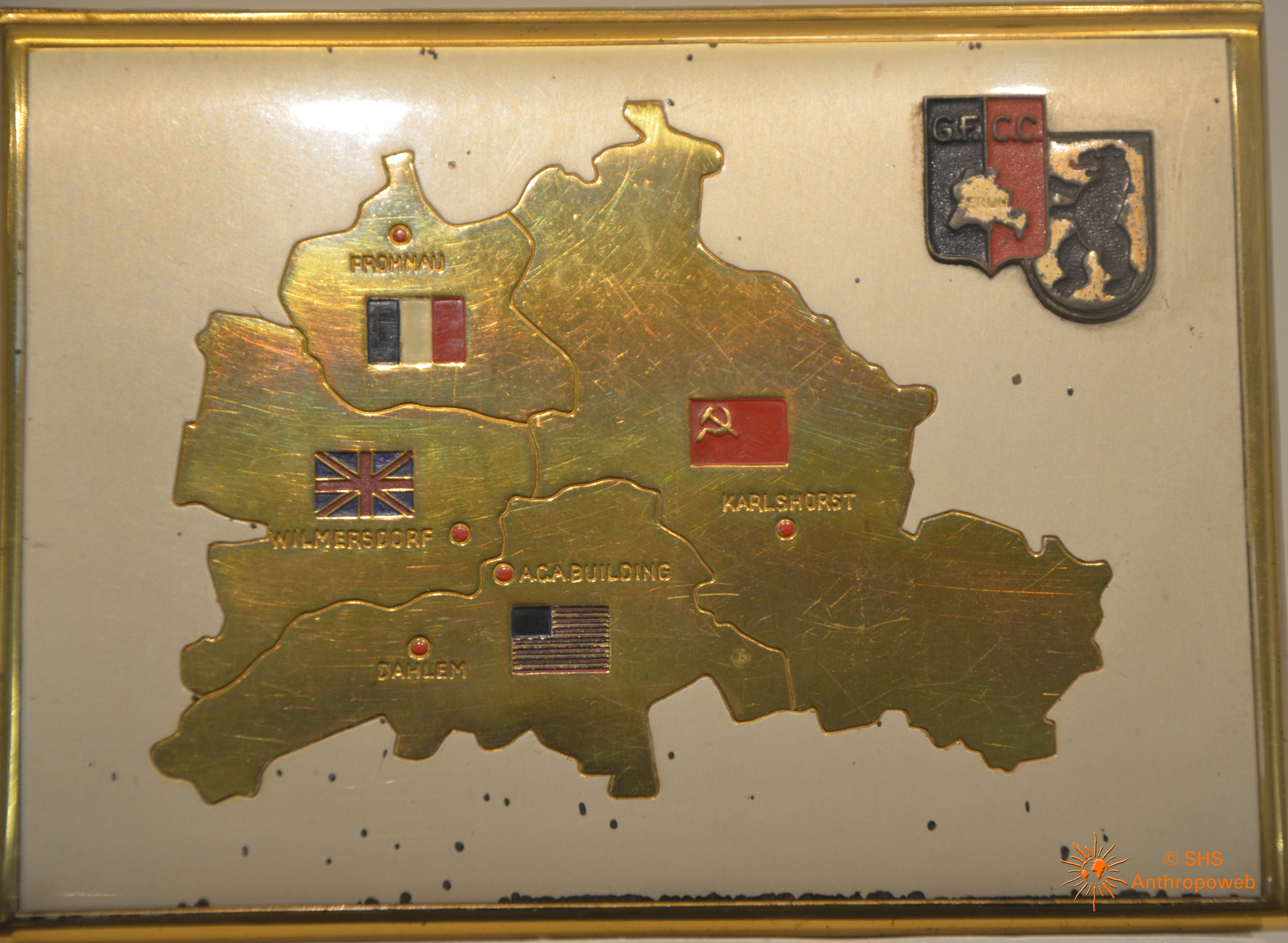 Porte-cigarette représentant la carte de Berlin et les quatre secteurs (français, soviétique, américain, anglais)