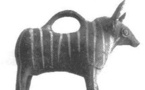 Rhyton zoomorphe Base-Ring II de Tell Atchana, extrait de Bergoffen C., <em>The Cypriot Bronze Age Pottery from Sir Leonard Woolley’s Excavations at Alalakh (Tell Atchana)</em>, Wien, 2005, pl. 30, p. 138